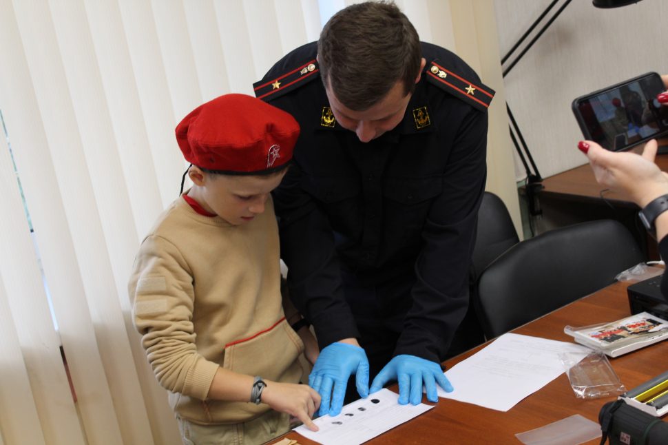 В Мурманской области военные следователи Следственного комитета Российской Федерации агитировали юнармейцев выбирать профессию следователя